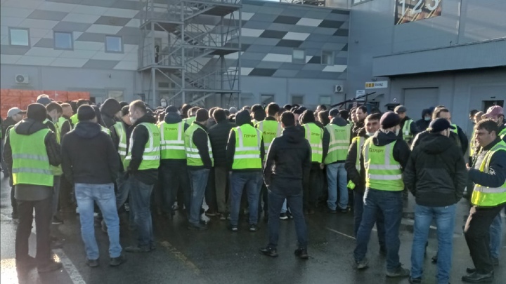 «Петрович» не везет: в Петербурге бастуют водители сетки строймагазинов
