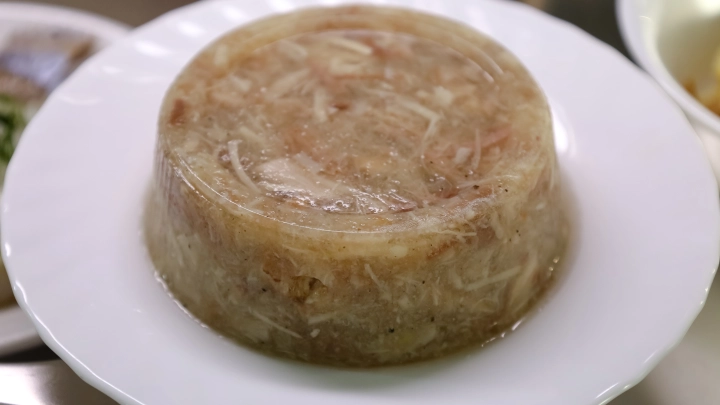 Суровая правда о холодце: Доктор Мясников развеял главное заблуждение о пользе блюда