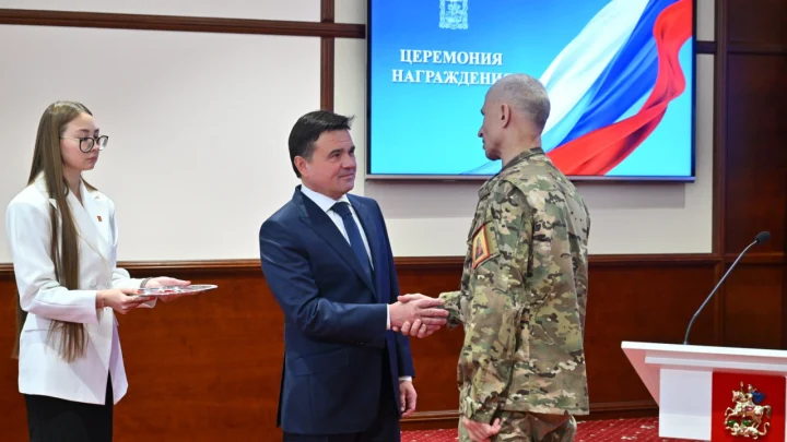 Герои БАРС: губернатор Подмосковья вручил награды бойцам