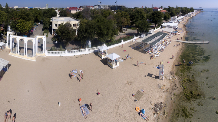 Чёрное море у берегов Крыма окрасилось в жёлтый цвет