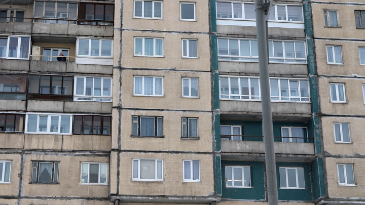 Окровавленному мигранту пришлось через окно сбегать от злого земляка и его дружка в Петербурге Окровавленному мигранту пришлось через окно сбегать от злого земляка и его дружка в Петербурге
