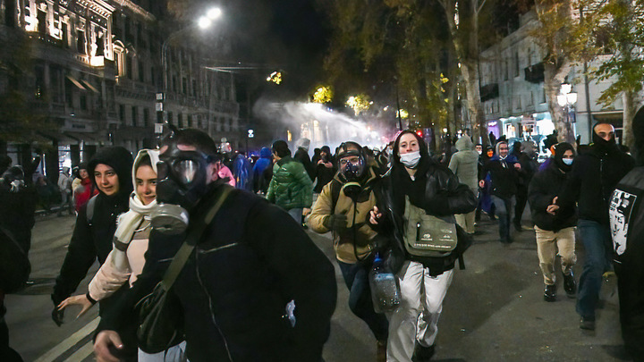 34 человека задержаны на акциях протеста в Тбилиси за одну ночь