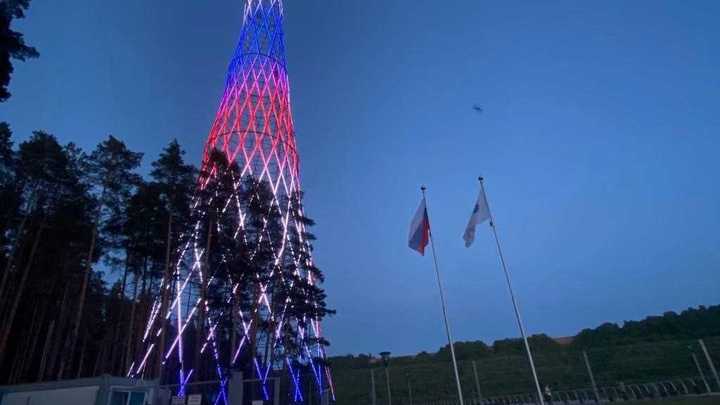 Флаг России площадью растянули у Шуховской башни в Дзержинске