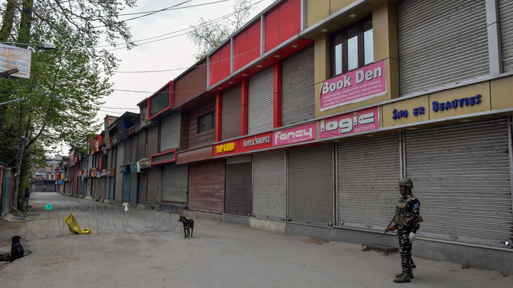 Извинились по 500 раз: Индийские полицейские придумали наказание для иностранцев - нарушителей изоляции