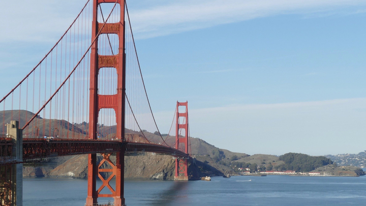 Голая женщина устроила стрельбу на мосту под Сан-Франциско