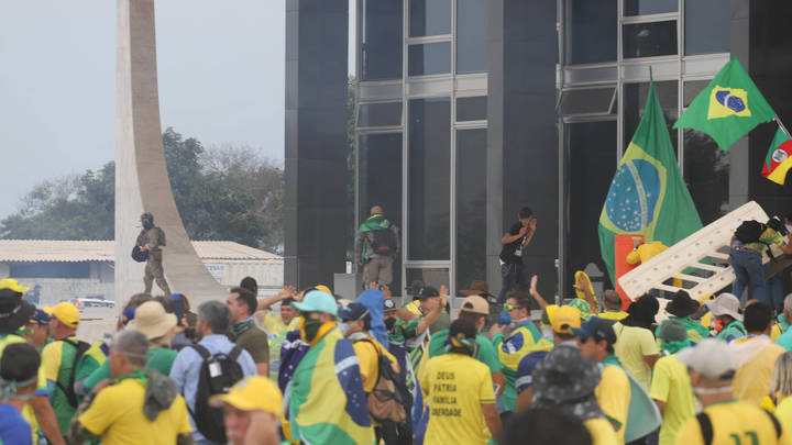 Шаман разгрома: Бразильцы срисовали американский бунт до мелочей