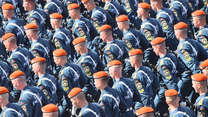 Романтичный момент: Участник парада сделал предложение девушке перед шествием