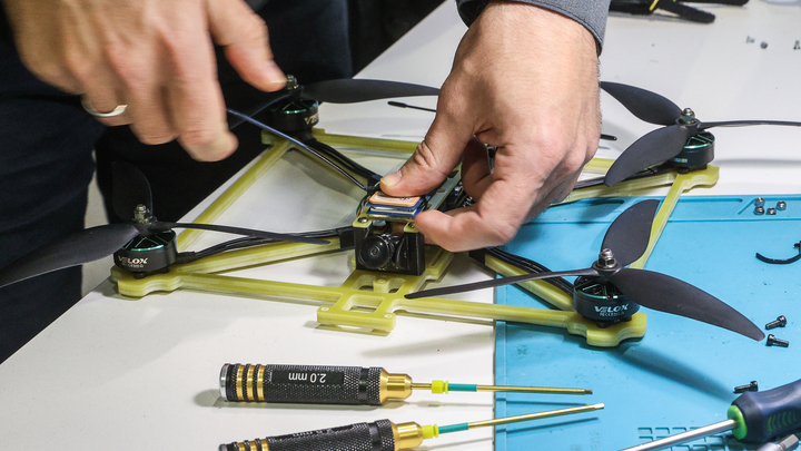 Русские Герани загнали президента Латвии под землю в Киеве