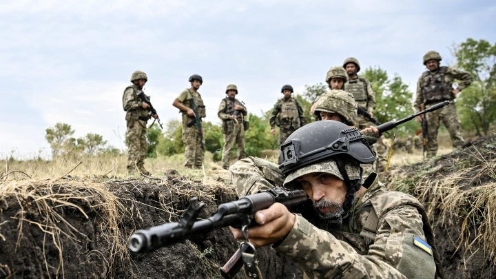 О массовом отходе врага речи не идёт: Свежая сводка с фронтов СВО от военкоров