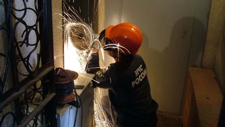 Двое малолетних детей оказались заперты в квартире в Подмосковье