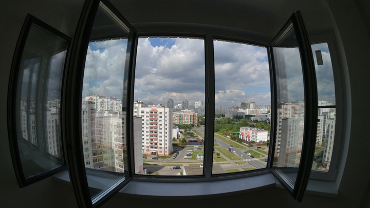 В Новосибирске женщина выпала из окна 26-этажного дома