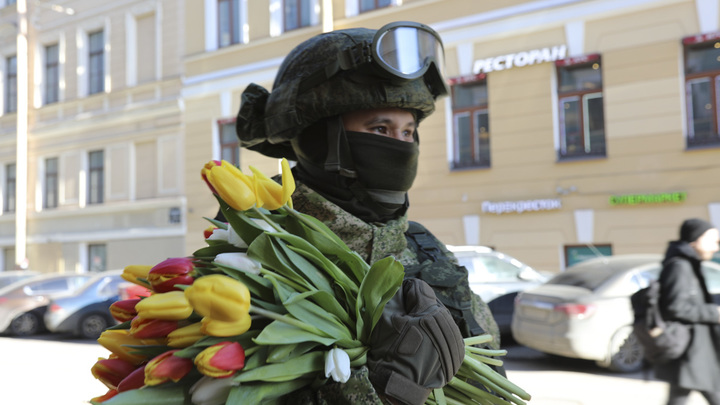 На Невском проспекте Петербурга спецназовцы «ловили» девушек для вручения тюльпанов