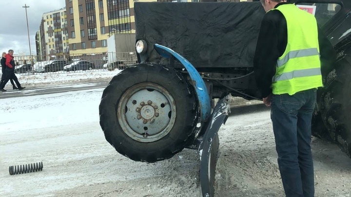 «Это фиаско»: Петербуржцы высмеяли тракториста, наехавшего на собственный ковш при уборке снега