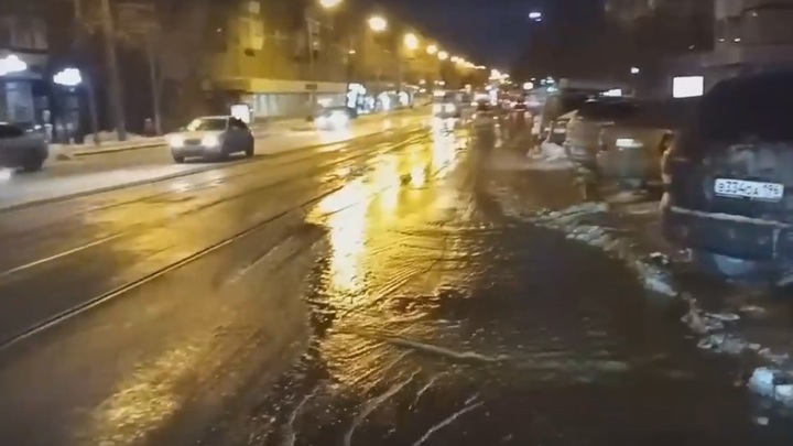 Из-за прорыва трубы затопило улицы в Екатеринбурге