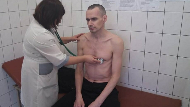 «Мое мнение не учитывается»: Сенцов пожаловался на тяготы, но согласился есть