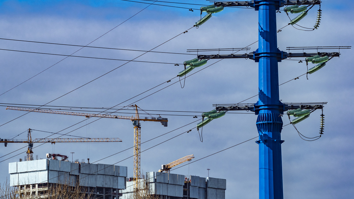 В Прикубанском округе Краснодара упавший на дорогу столб ЛЭП оставил без света 1200 человек