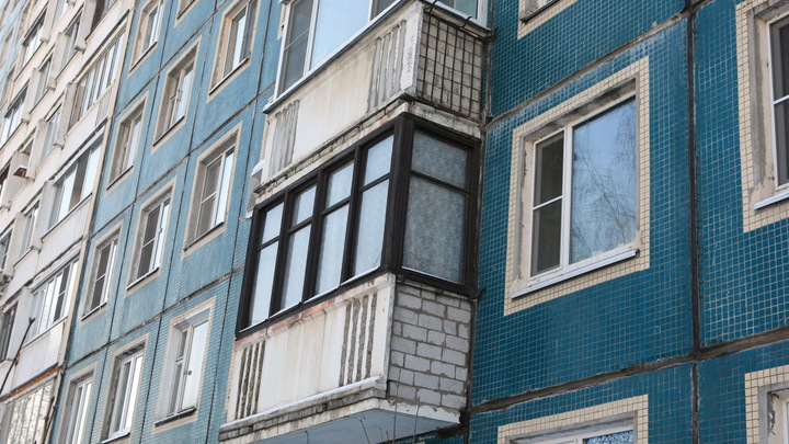 В Петербурге утвердили «балконную амнистию»: жители не будут платить штрафы и демонтировать стекла