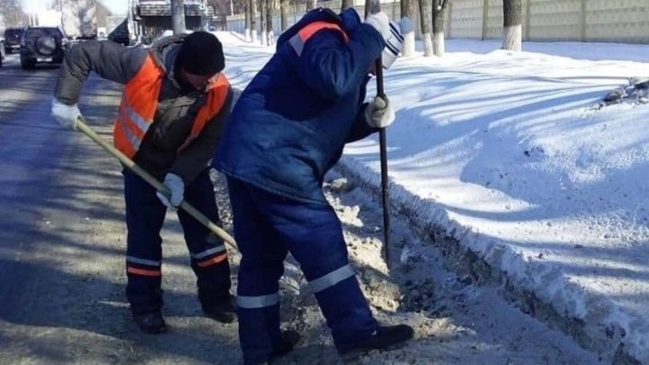 Ливнёвки и дождеприёмные колодцы расчищают на Автозаводе