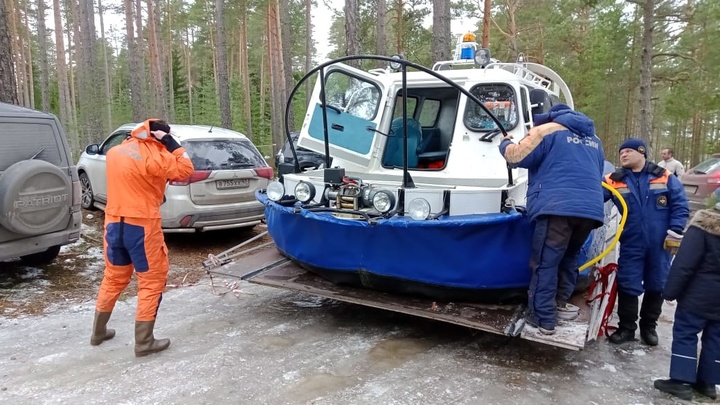 За день спасатели сняли почти 90 рыбаков с Финского залива, многие плавали на оторванных льдинах
