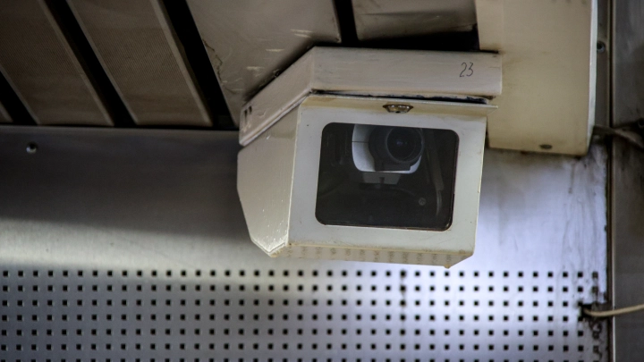 Девушка кинулась раскапывать могилу, мельком взглянув на камеру наблюдения