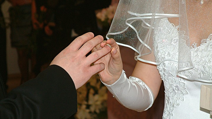 Это — тебе, а это — мне: почему в Челябинске все больше супругов подписывают брачные контракты