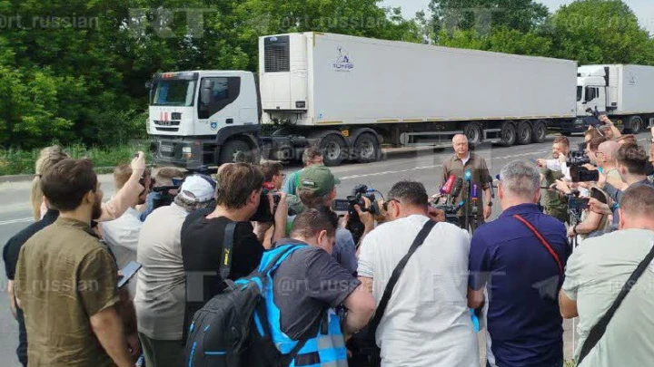 Иностранные журналисты осмотрели рефрижераторы с телами погибших солдат ВСУ