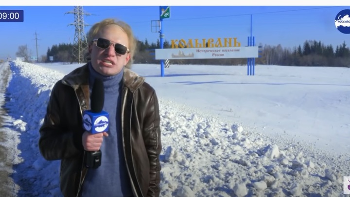 Комик Сатир снял сюжет про хорошую жизнь в Колывани в образе журналиста