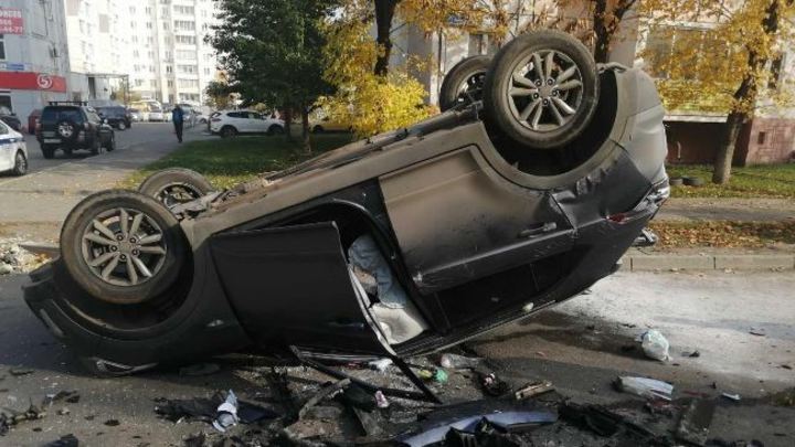 В Челябинске автомобиль с женщиной за рулем после ДТП перевернулся на крышу