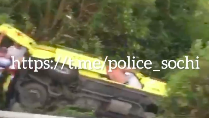 В Сочи машина скорой с пациентом внутри перевернулась из-за перебегавшей дорогу пенсионерки