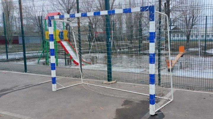 Футбольные ворота рухнули на ребенка в Саратовской области