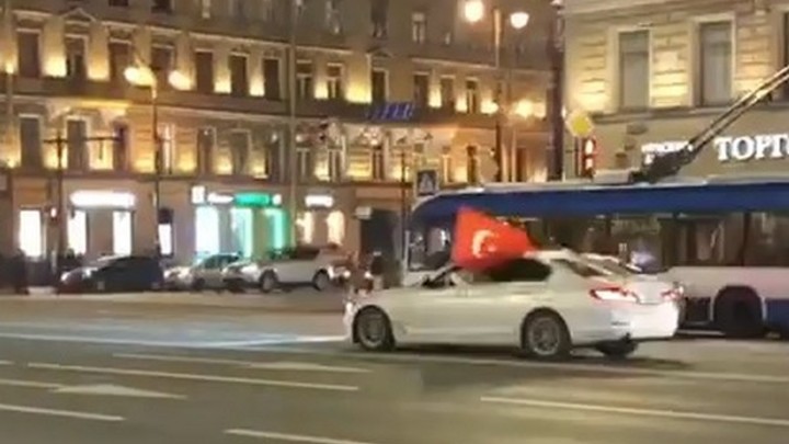 Размахивали флагами и создали пробку: 12 азербайджанцев задержали в Санкт-Петербурге