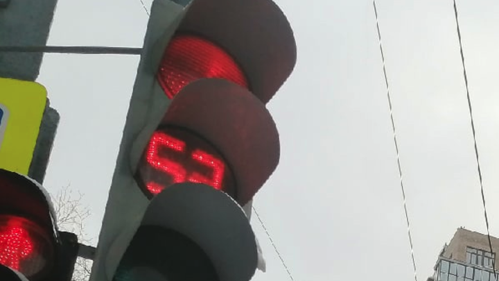 В Челябинске под уличными камерами видеонаблюдения внедорожник ночью влетел в такси с пассажирами