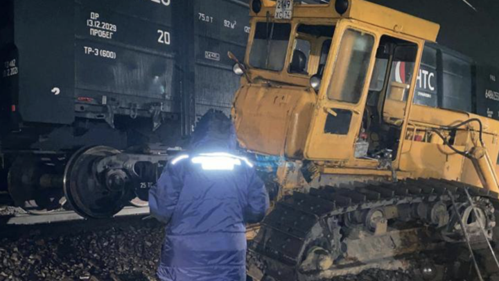 В Челябинской области после столкновения поезда с бульдозером возбудили уголовное дело