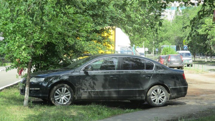Автохамы в Челябинске нагло паркуются на газонах, наплевав на штрафы