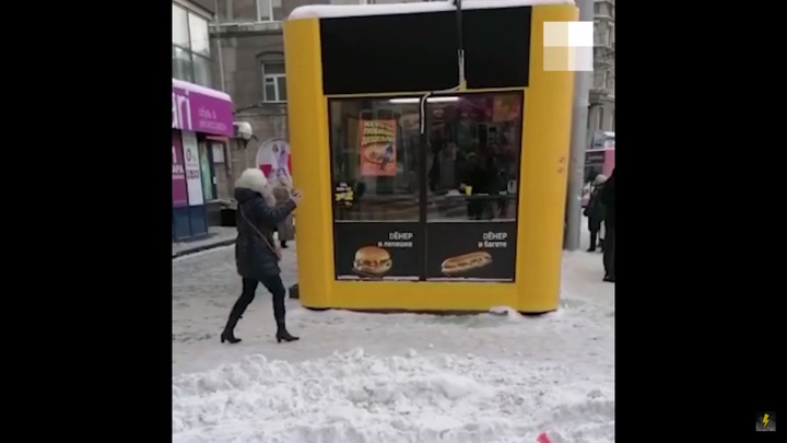 Когда не продали шаурму: Нетрезвая жительница Новосибирска разбила витрину киоска фастфуда