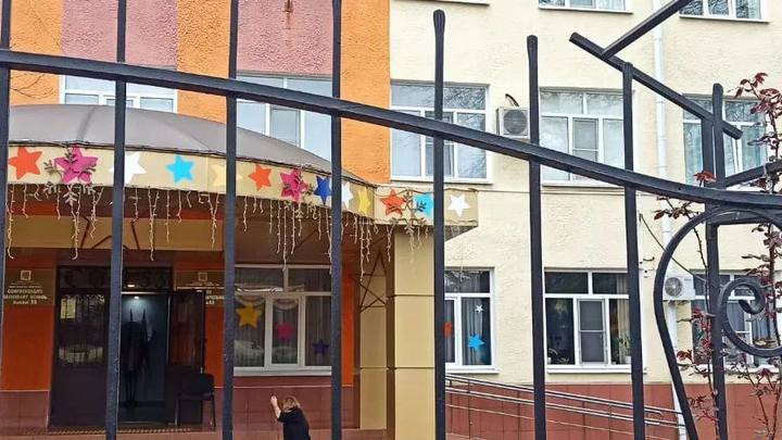 В Сочи подросток сломал позвоночник на лестнице школы