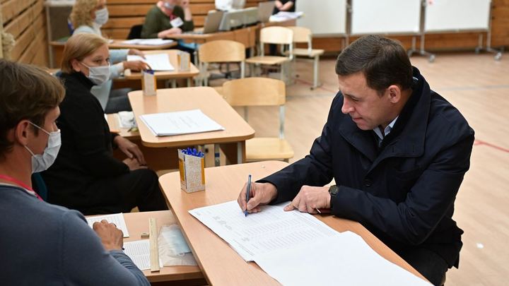 Действующий губернатор Куйвашев пришел на выборы в гимназию №104 в Екатеринбурге
