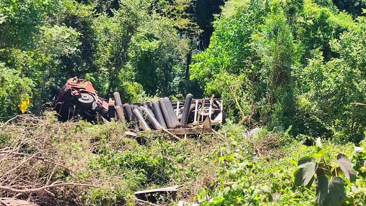 В Сочи грузовик с газовыми баллонами упал с обрыва, место ДТП оцеплено