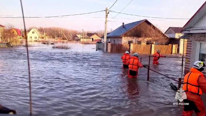 Прорыв дамбы в Орске: что известно о ЧП к этому часу