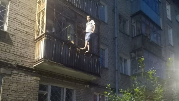 В Новосибирске спасатели сняли мужчину с балконной решётки на втором этаже