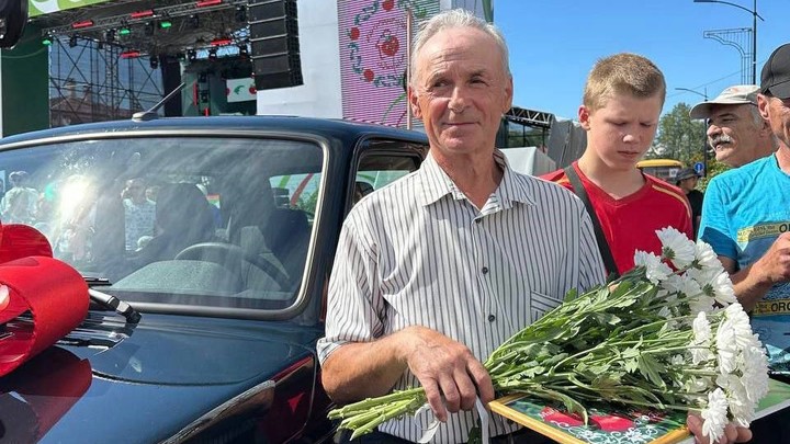 Сибиряк вырастил самый большой помидор и получил внедорожник
