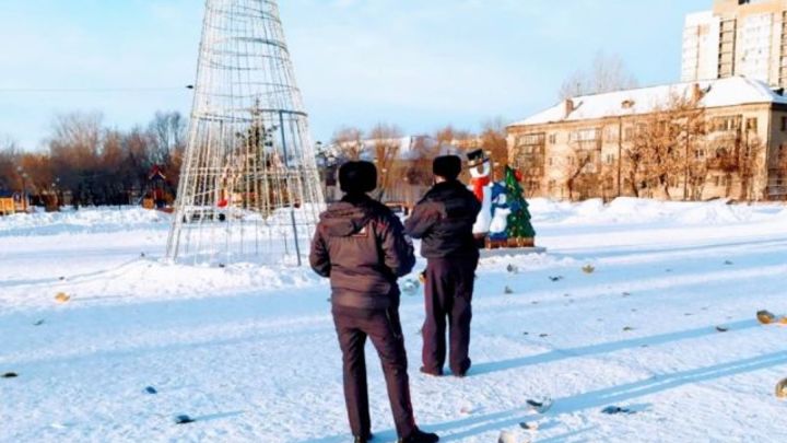 В Челябинске вандалы под камерами разгромили новогодний городок