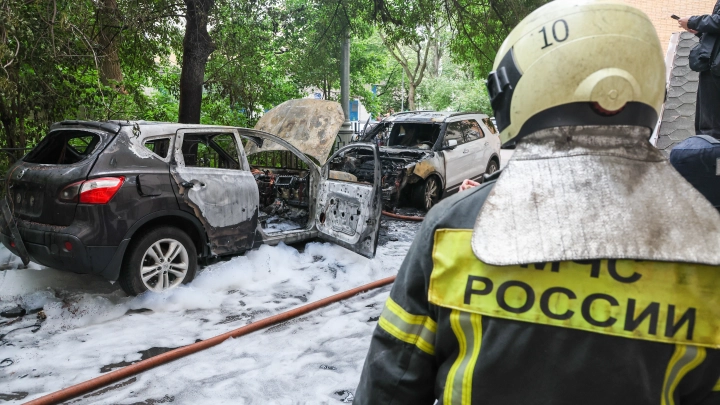 Беспилотник врезался в многоэтажку в Белгороде — кадры
