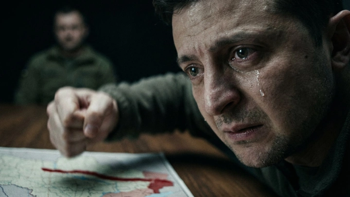 Его выводят 20 баранов-охранников, а мы сидим: Зеленский сбежал, оставив боевиков ВСУ под обстрелами