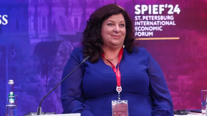 Россия - мой новый дом: Экс-помощница Байдена бежала из США. Теперь рассказывает русским правду