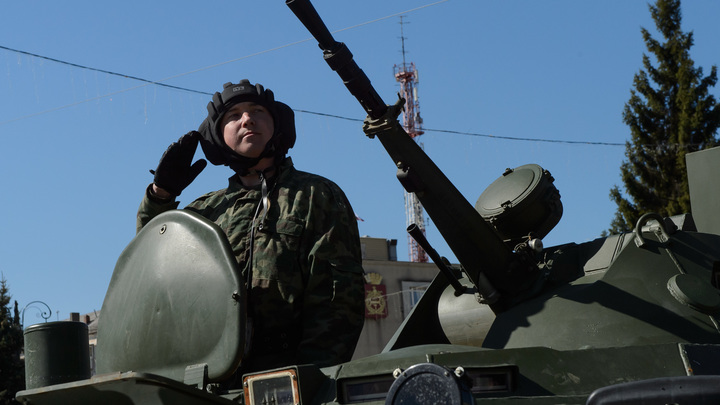 Это намёк: Минобороны объяснило, почему танк Т-34 в Ивангороде установили временно