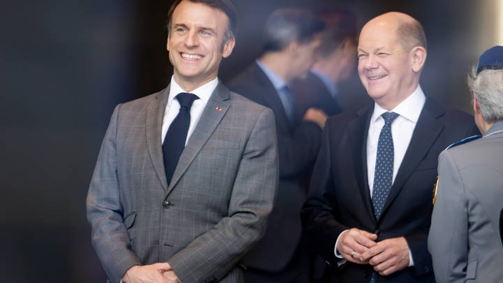 Макрон в красном режиме: Нанял крепких ребят и трясётся