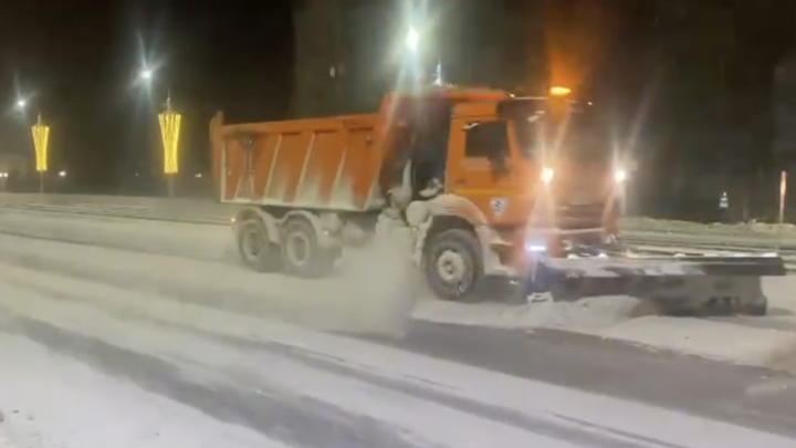 Субботней ночью для уборки снега на челябинские дороги вышли триста машин