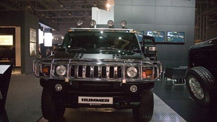 В Новосибирске заметили танцующего на крыше внедорожника Hummer H2 мужчину