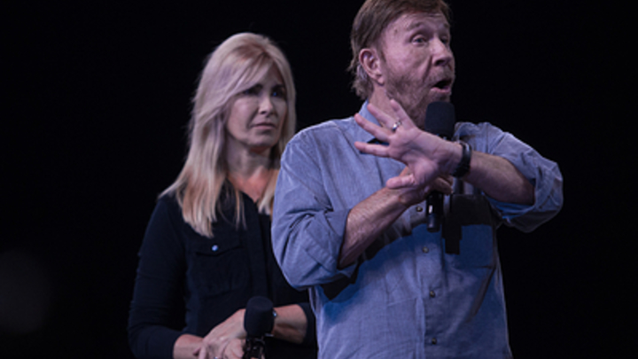 Чак Норрис из-за одного фото оказался в центре скандала с протестами в Вашингтоне